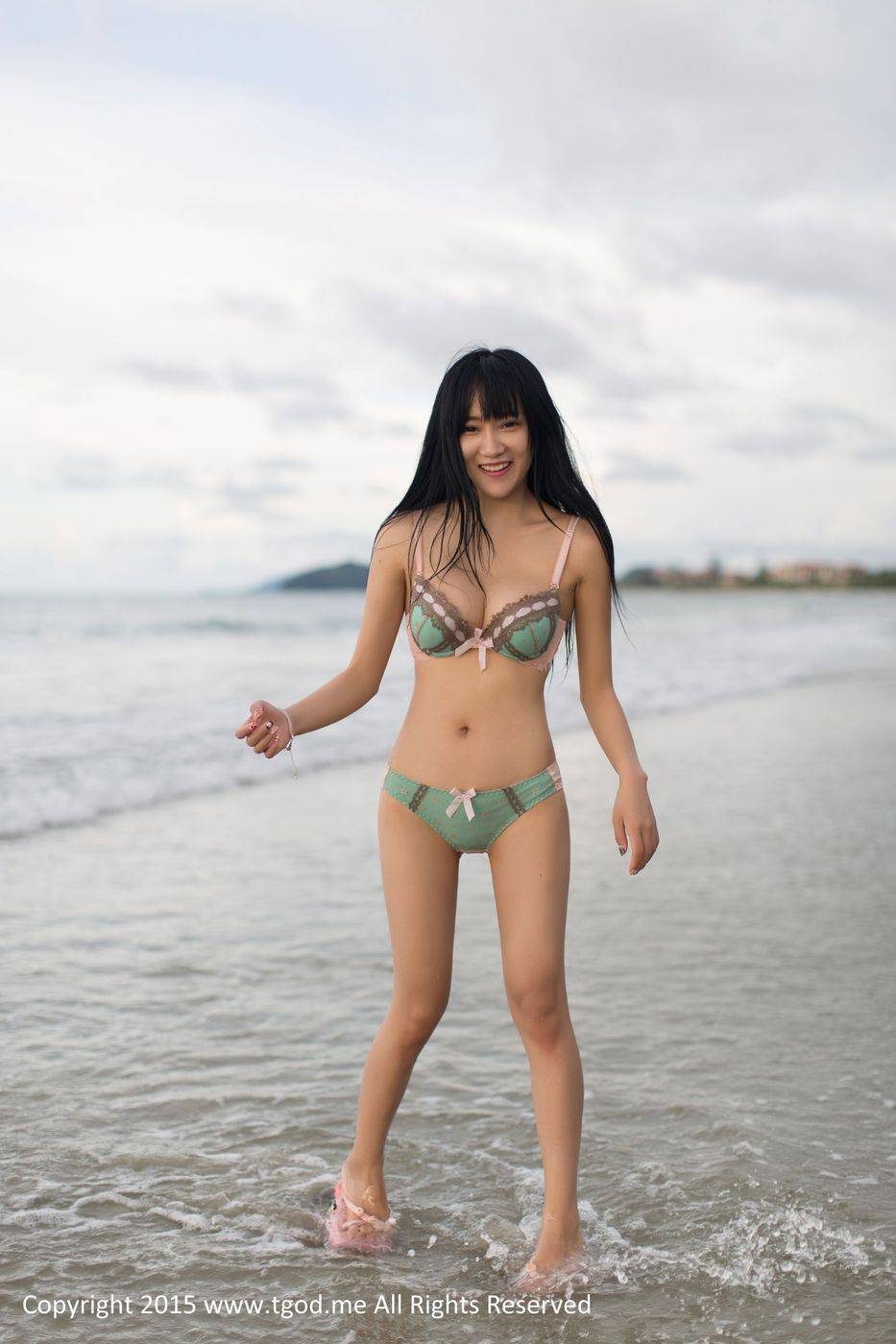 尤蜜荟川音校花杨上萱丝袜美腿空军装制服诱惑沙巴旅拍-12