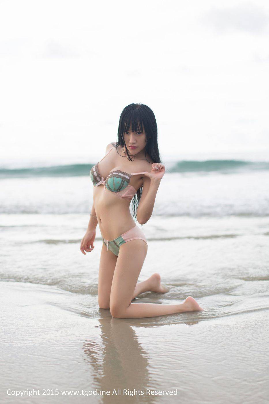 尤蜜荟川音校花杨上萱丝袜美腿空军装制服诱惑沙巴旅拍-22