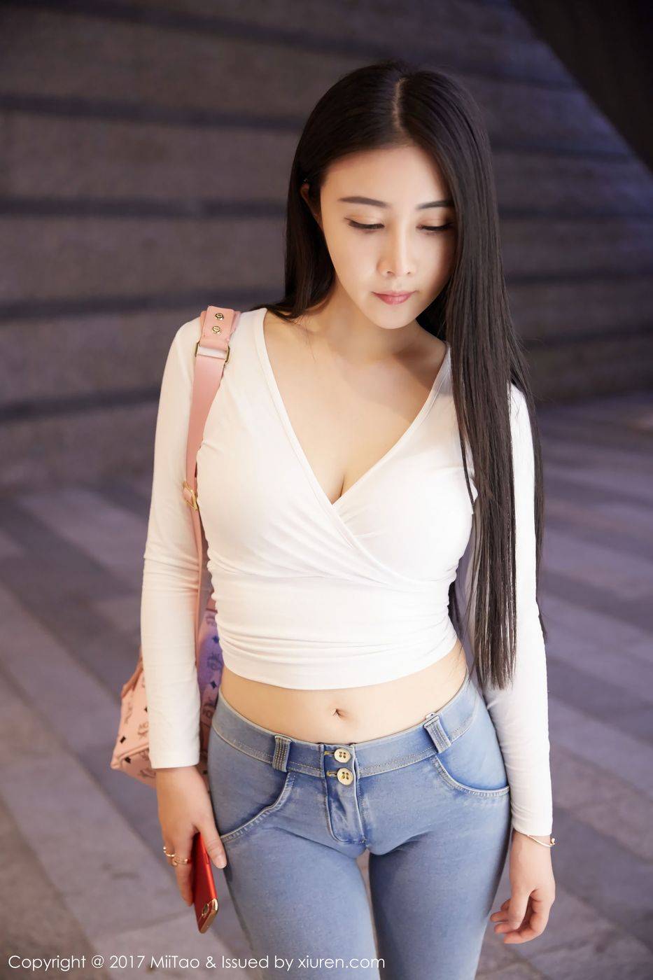 蜜桃社极品女神萱萱Cecilia爆乳诱惑范儿十足街拍-17