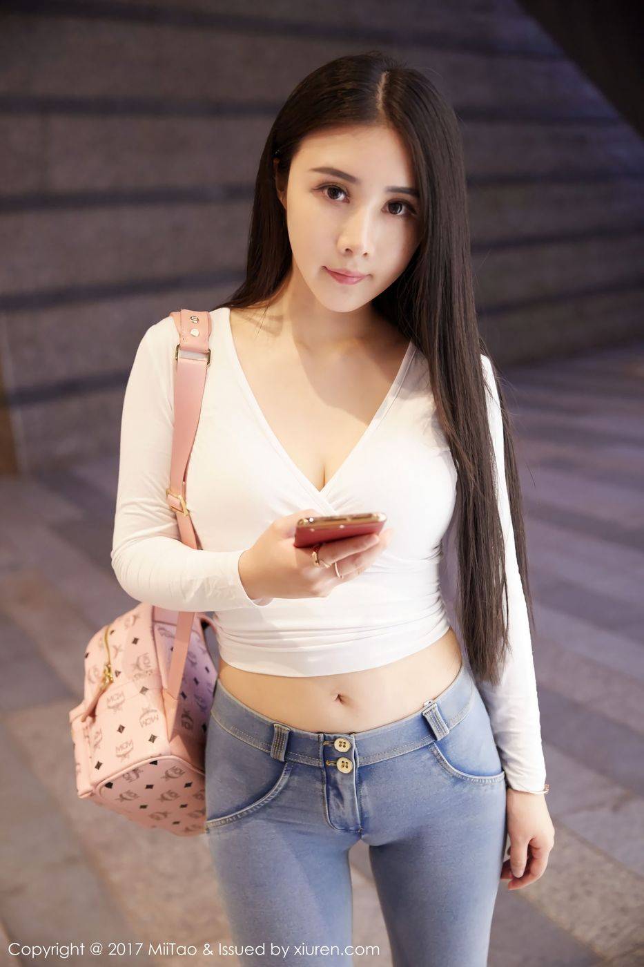 蜜桃社极品女神萱萱Cecilia爆乳诱惑范儿十足街拍-18