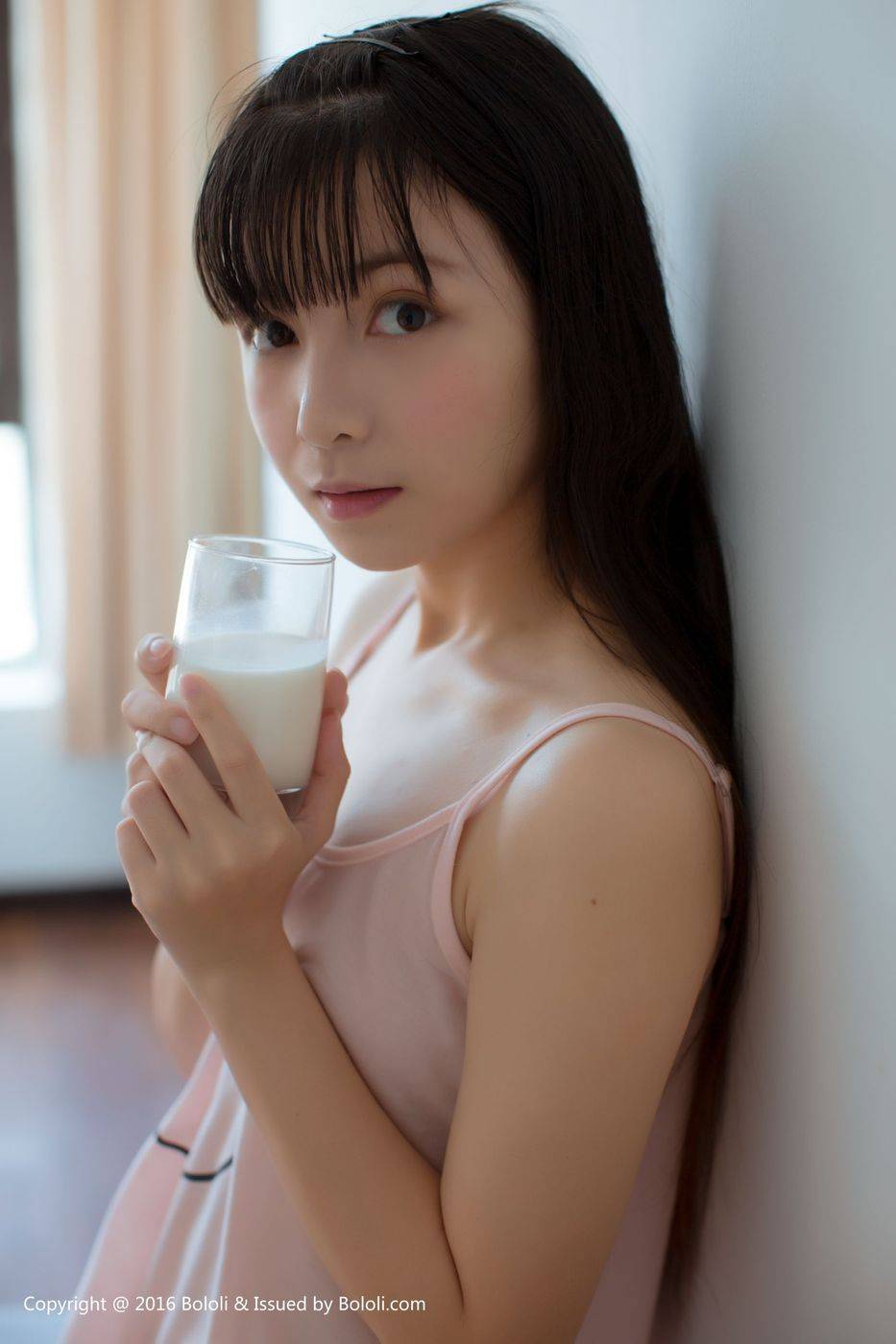 波萝社清纯美少女cn鱼丸真空睡衣喝奶室内私房写真-12