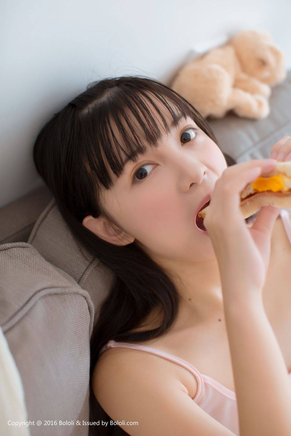 波萝社清纯美少女cn鱼丸真空睡衣喝奶室内私房写真-15