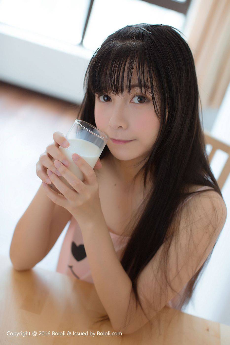 波萝社清纯美少女cn鱼丸真空睡衣喝奶室内私房写真-25