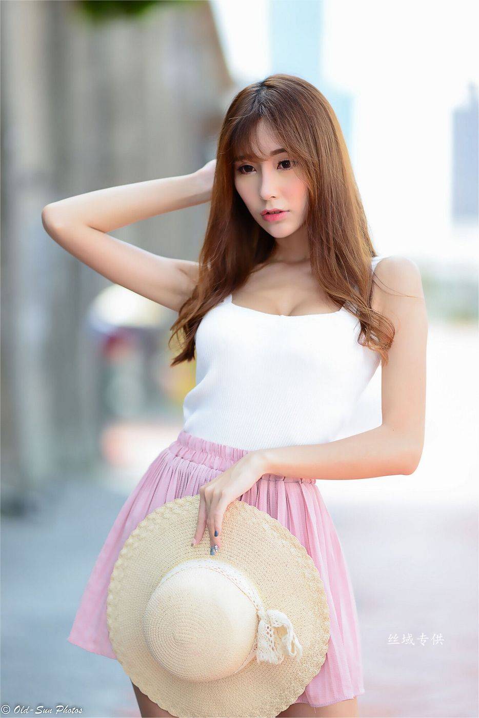 台湾美女正妹黄上晏Rubis吊带短裙修长美腿街拍套图-11