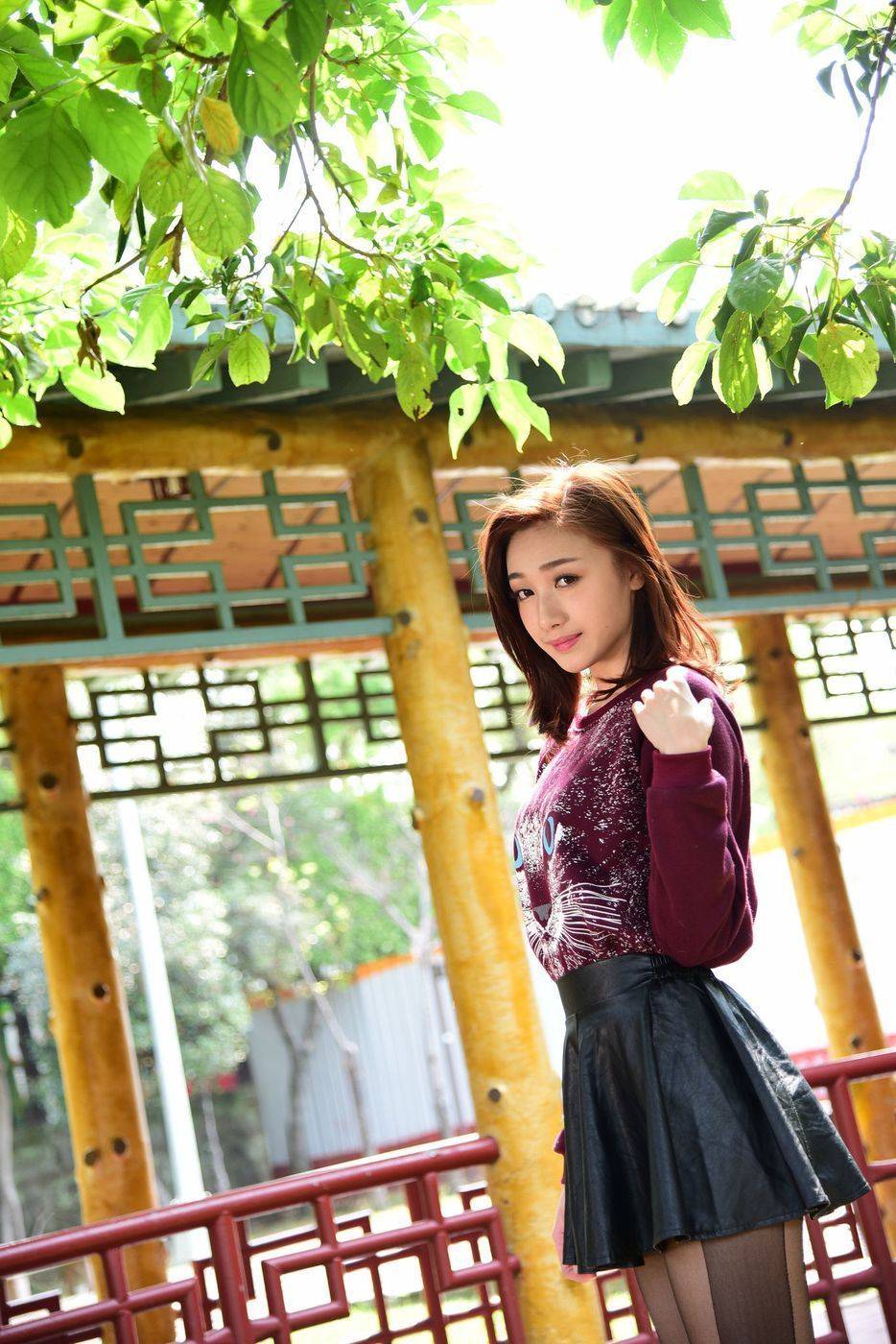 台湾美女嫩模段璟乐双溪公园黑丝美腿牛仔热裤性感写真