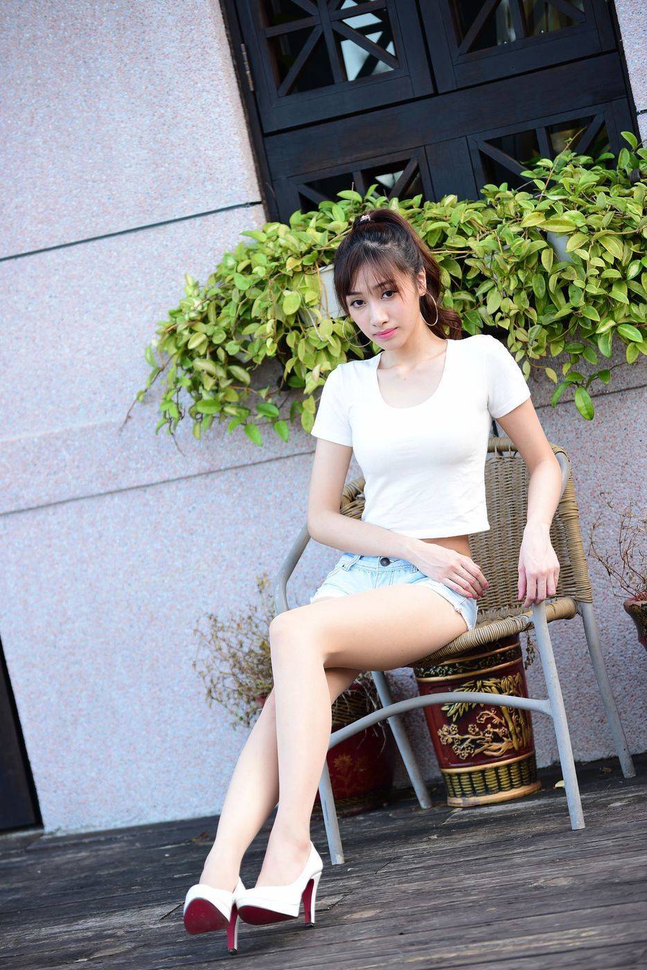 台湾美女嫩模段璟乐牛仔热裤修长美腿性感街拍写真-17