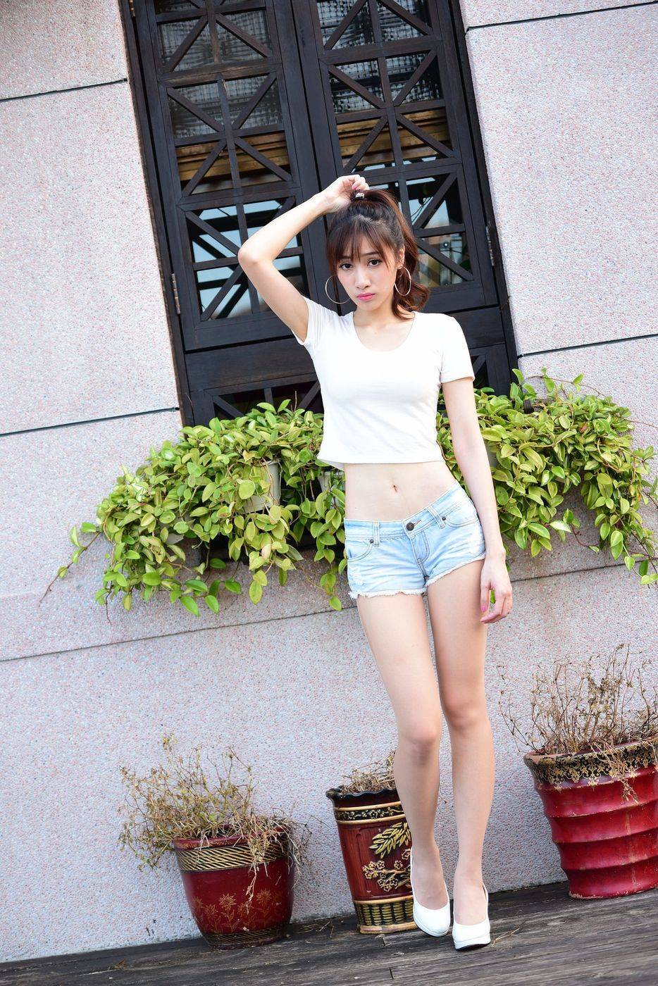 台湾美女嫩模段璟乐牛仔热裤修长美腿性感街拍写真-16