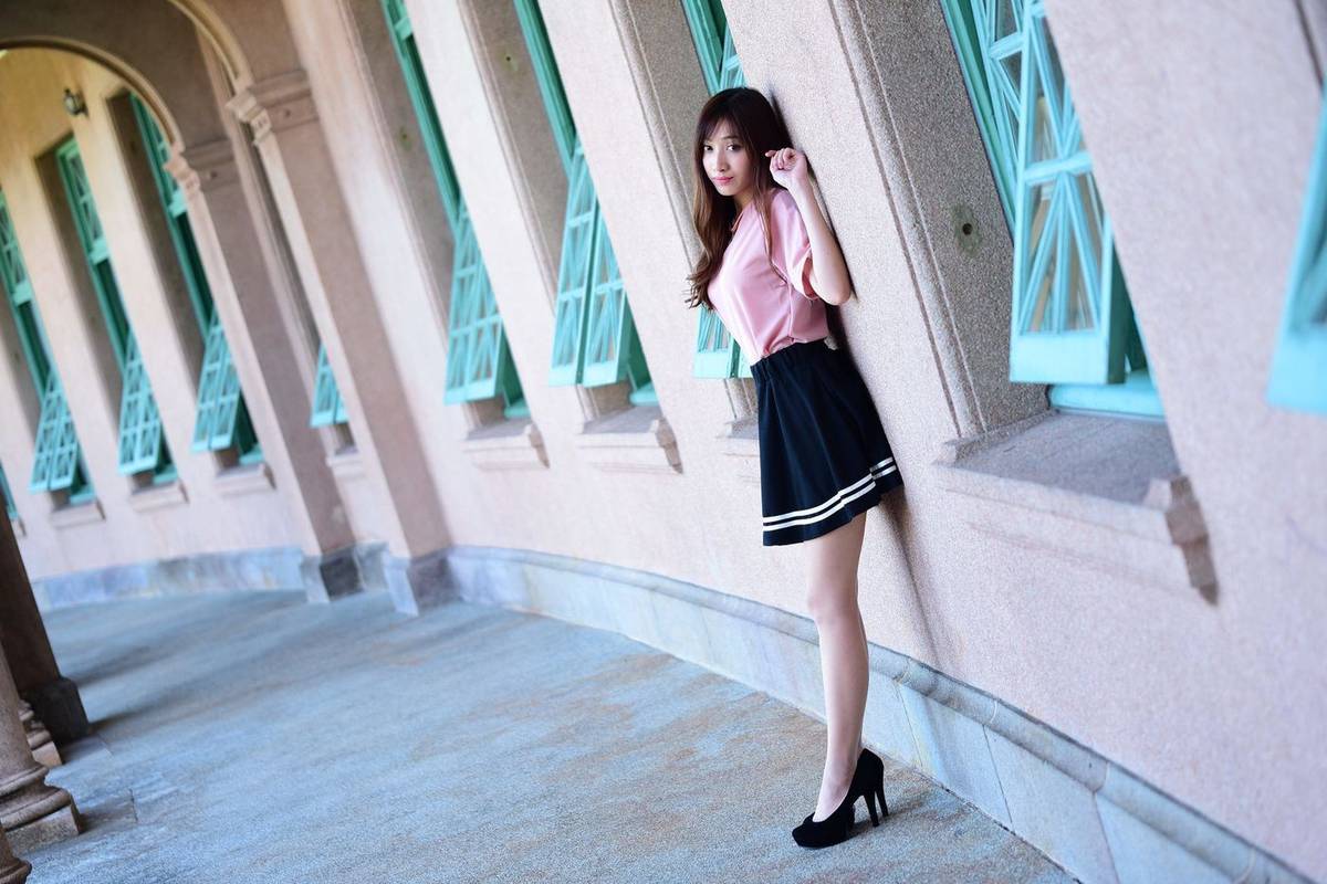 台湾美女嫩模段璟乐牛仔热裤修长美腿性感街拍写真-23