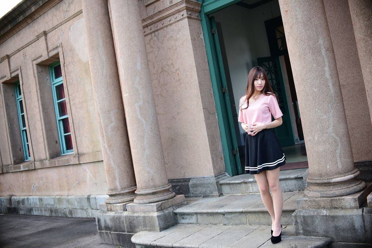 台湾美女嫩模段璟乐牛仔热裤修长美腿性感街拍写真-29