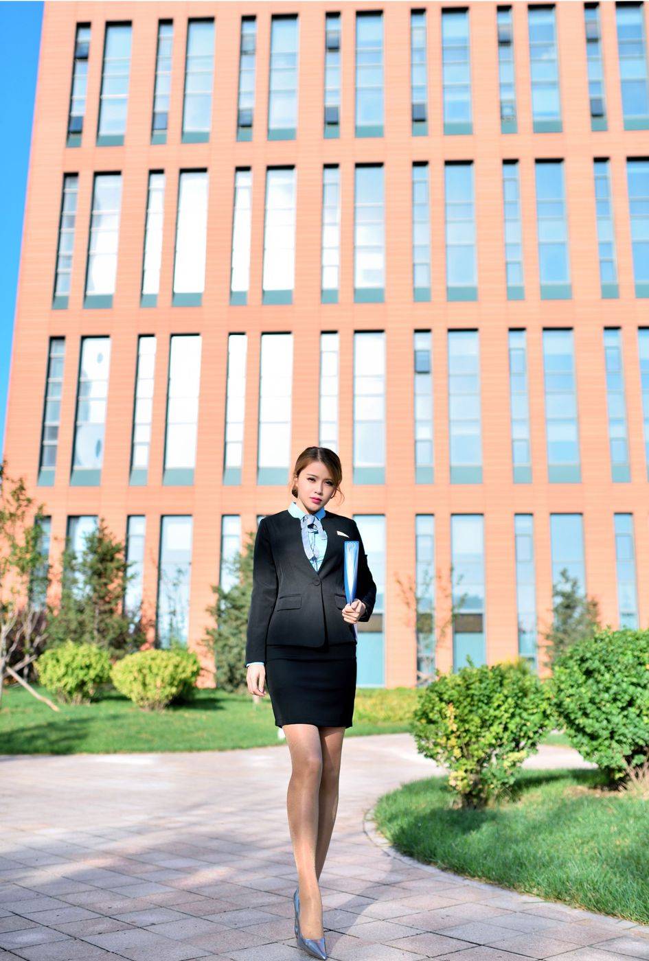 DDY性感美腿女神若兮Baby扮演职场女秘书OL丝袜美腿户外写真