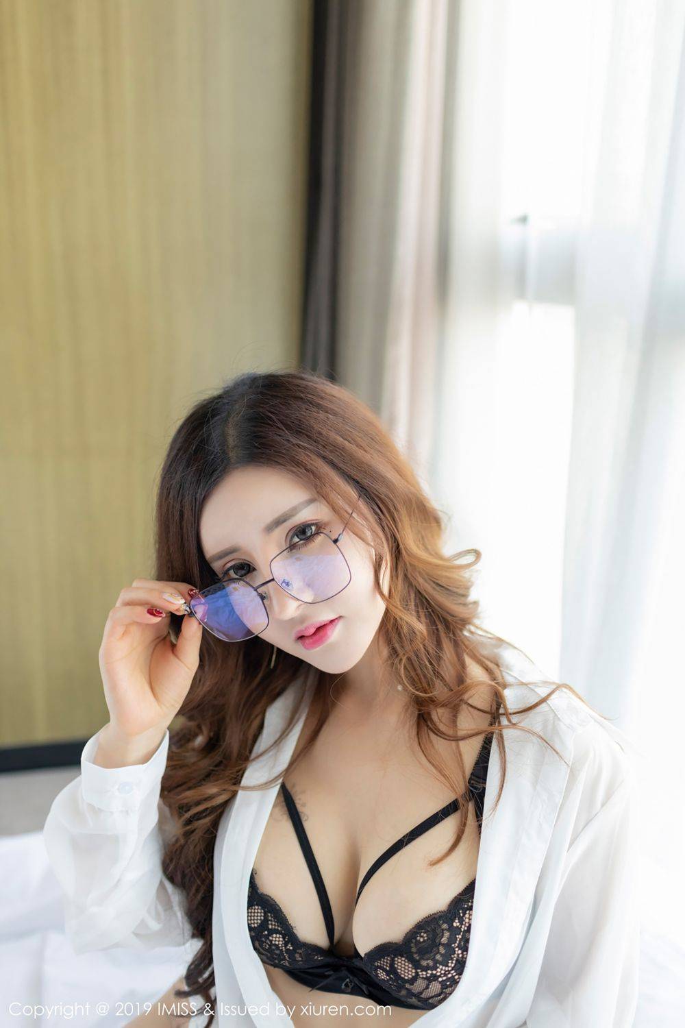 爱蜜社新人模特雅雅Yaya丝袜美腿完美身材爆乳翘臀首套写真-10