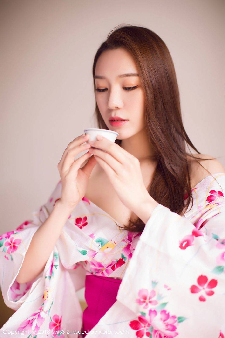 爱蜜社新人模特katrina浅紫色和服职场OL黑丝美腿首套写真