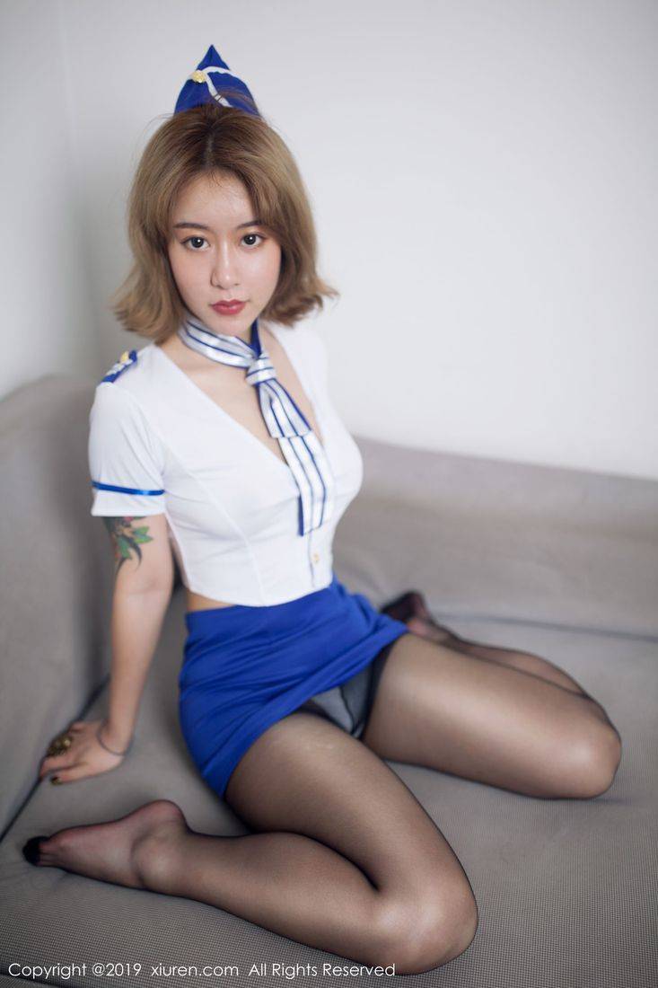 秀人网新人模特糯米NM职场OL空姐黑丝美腿制服诱惑首套写真