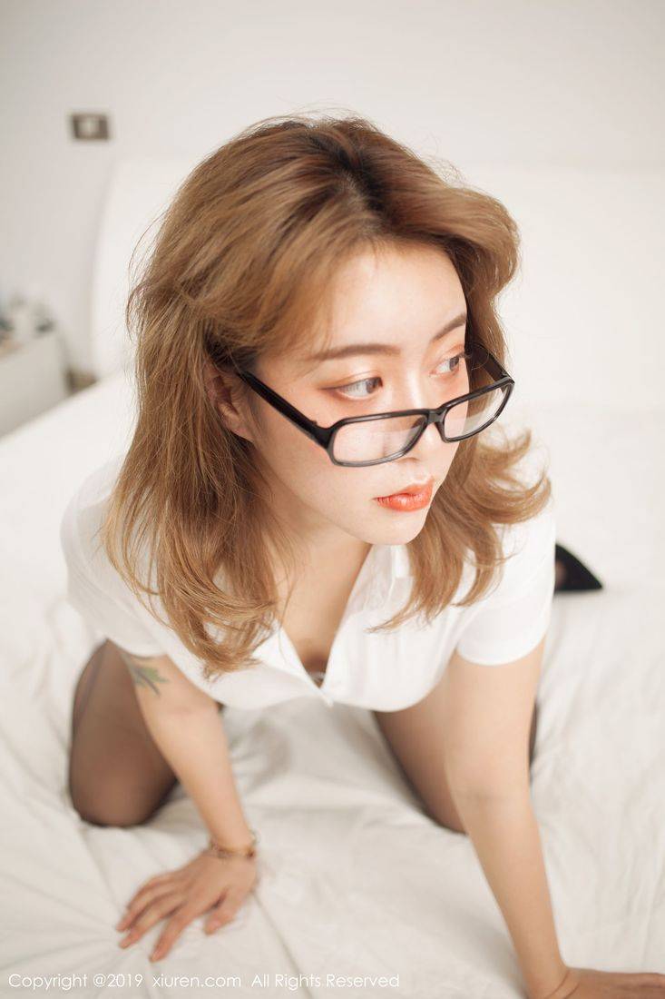 秀人网新人模特糯米NM职场OL空姐黑丝美腿制服诱惑首套写真-8