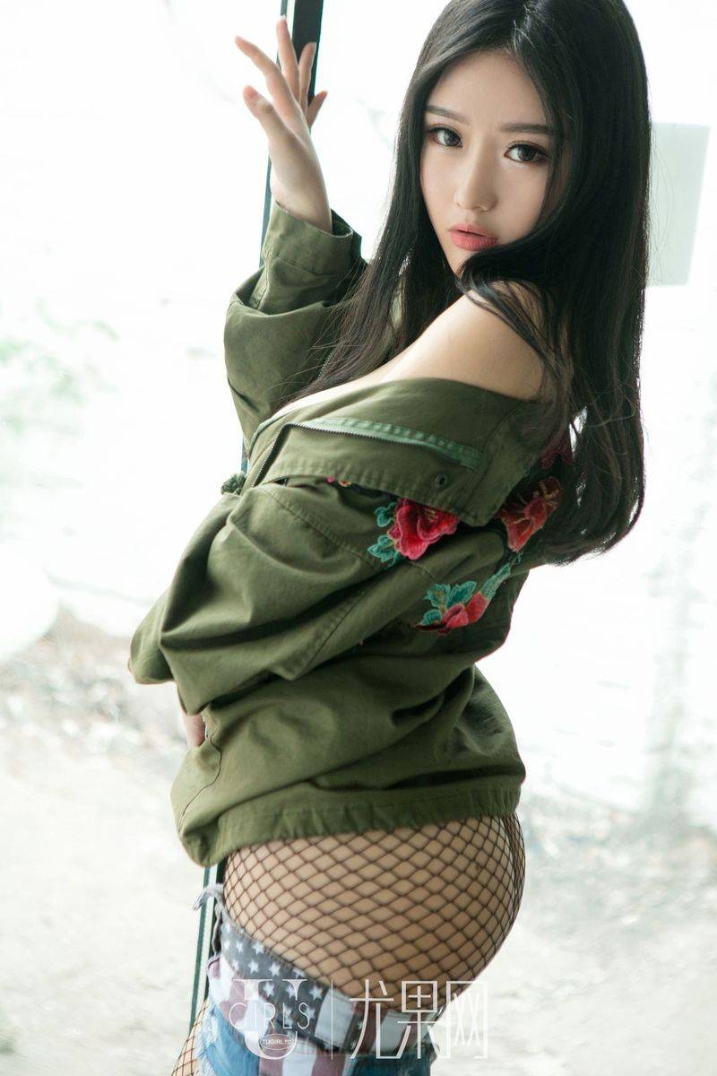 尤果网美女模特朱莉娅童颜巨乳黑丝美腿肤如白玉私房写真-22