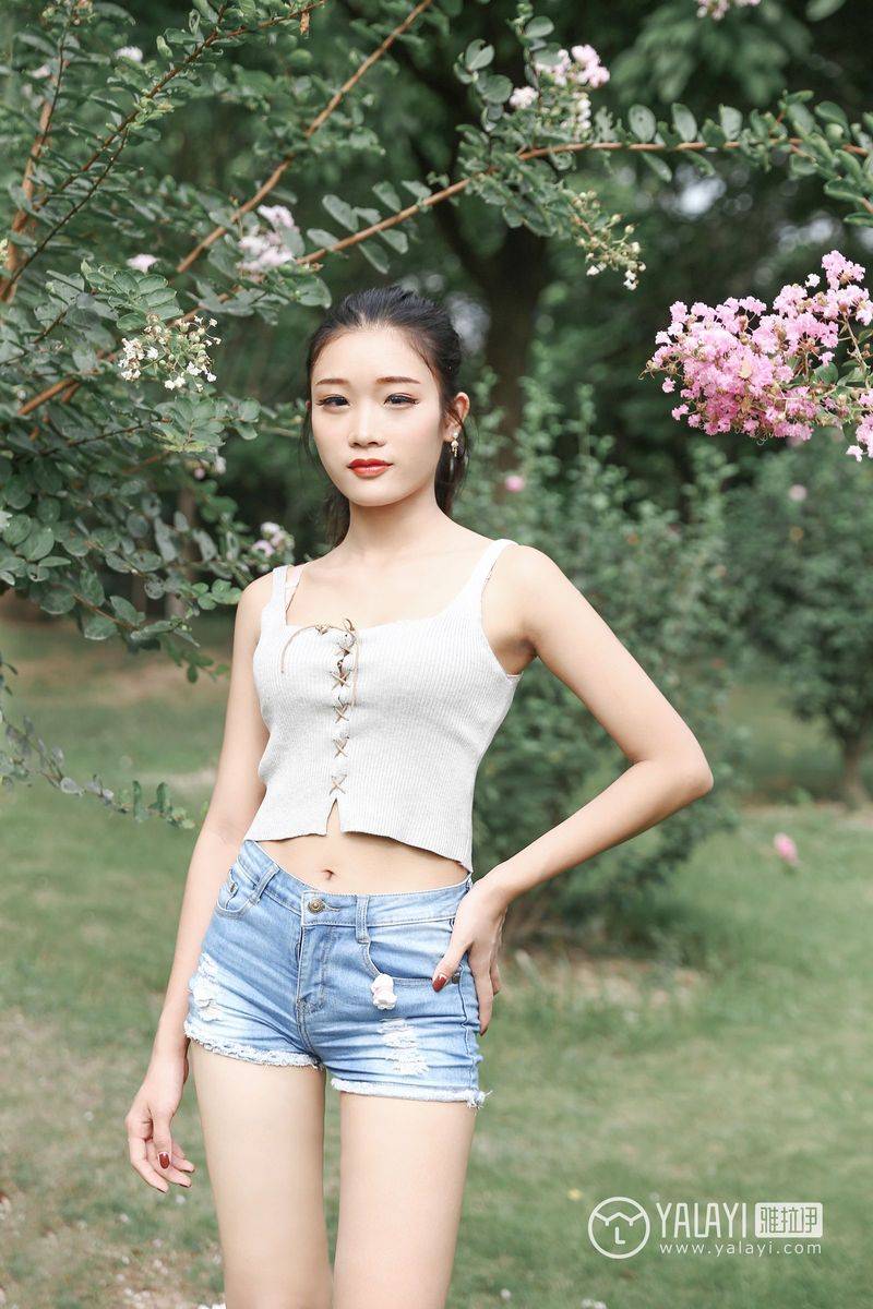 雅拉依花丛少女兔洱修长美腿恬淡优雅户外养眼写真-2