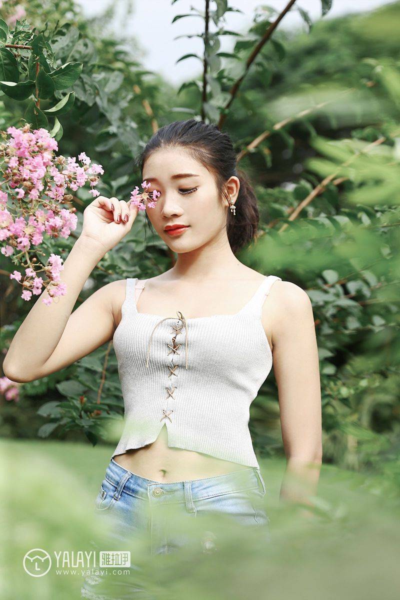 雅拉依花丛少女兔洱修长美腿恬淡优雅户外养眼写真-7