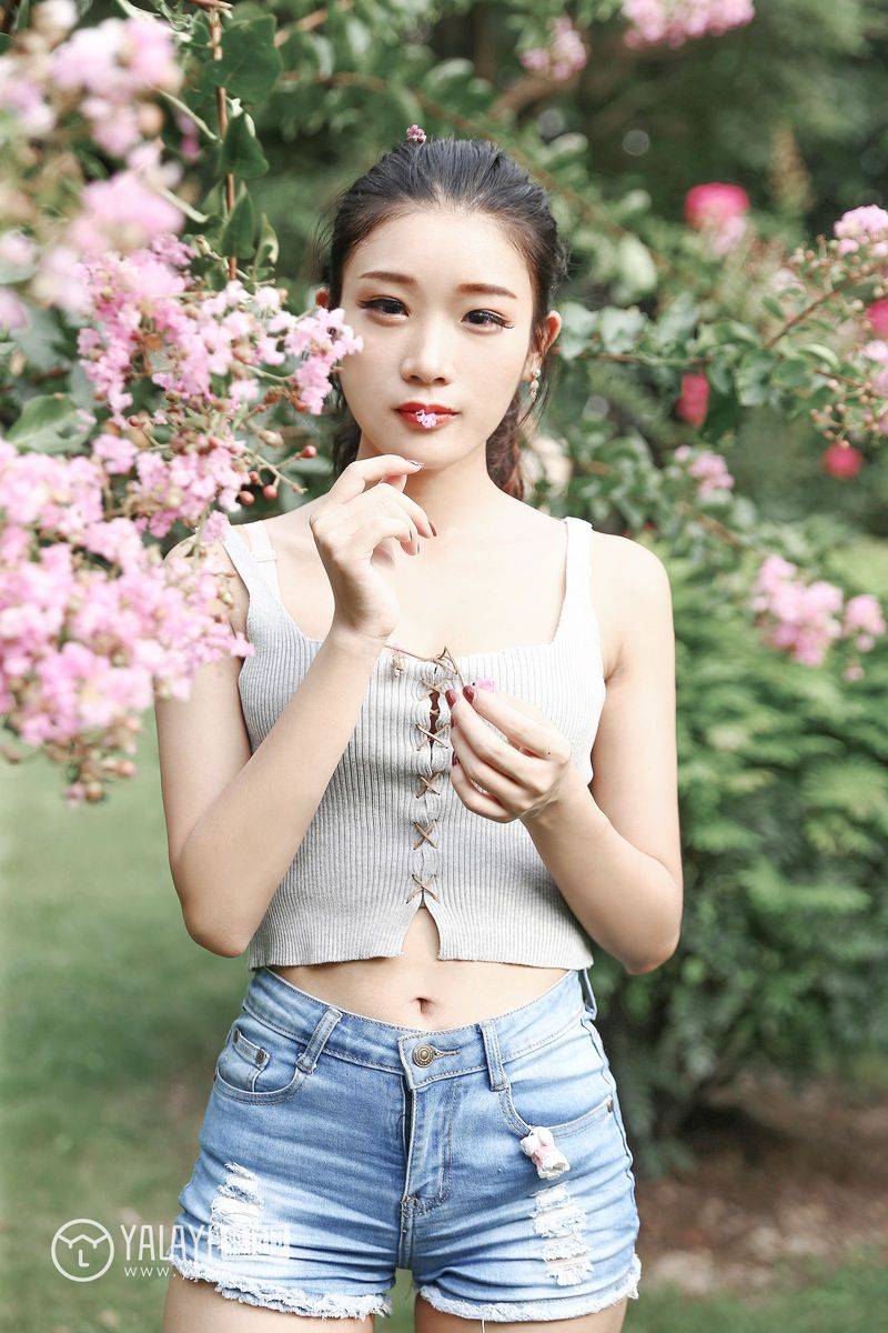 雅拉依花丛少女兔洱修长美腿恬淡优雅户外养眼写真-5