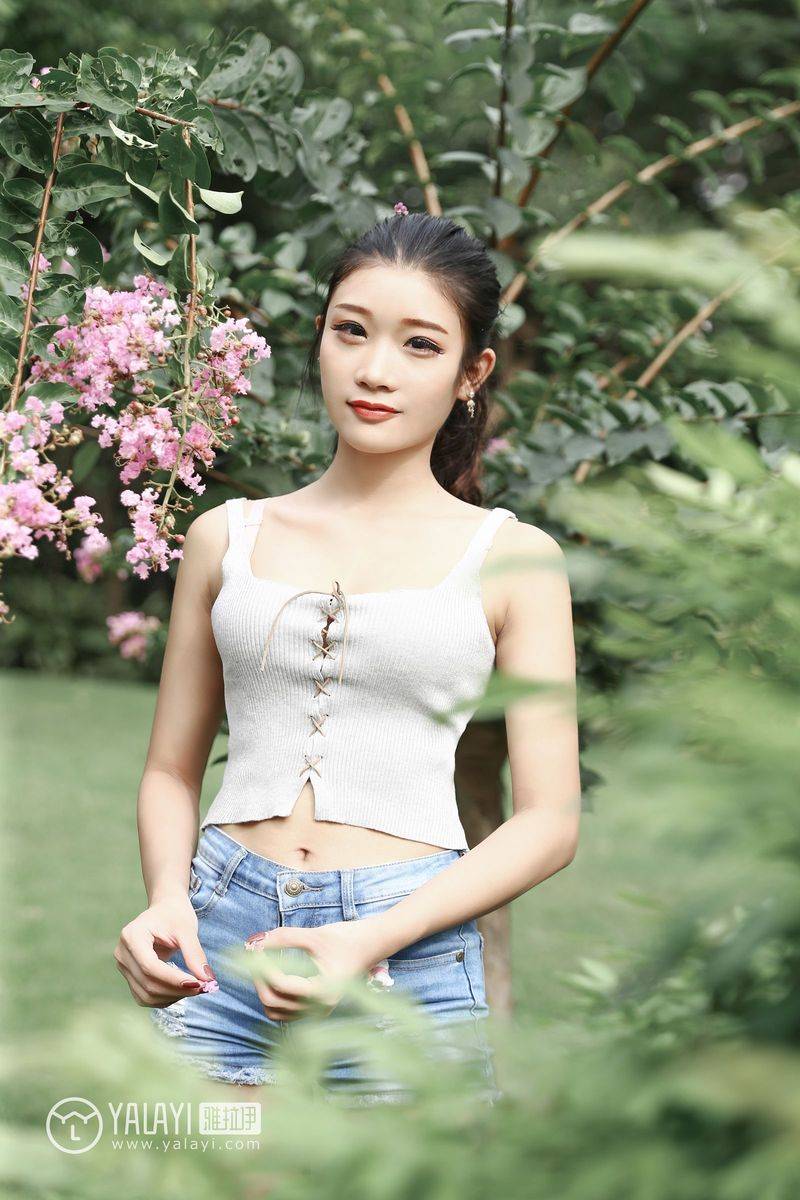 雅拉依花丛少女兔洱修长美腿恬淡优雅户外养眼写真-6