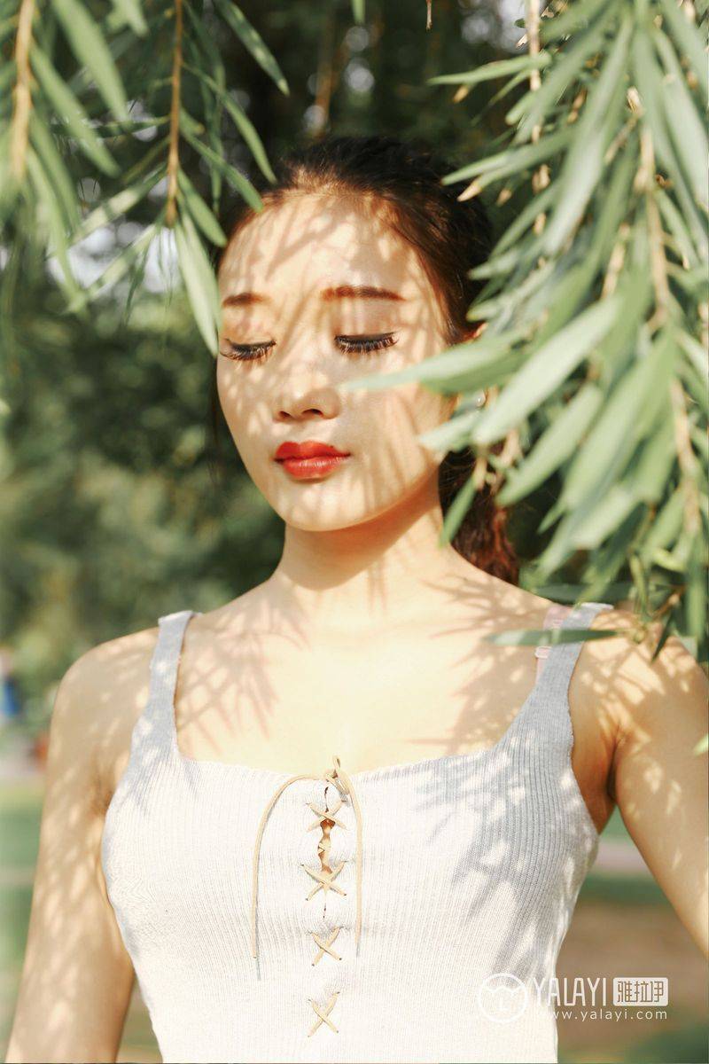 雅拉依花丛少女兔洱修长美腿恬淡优雅户外养眼写真-13