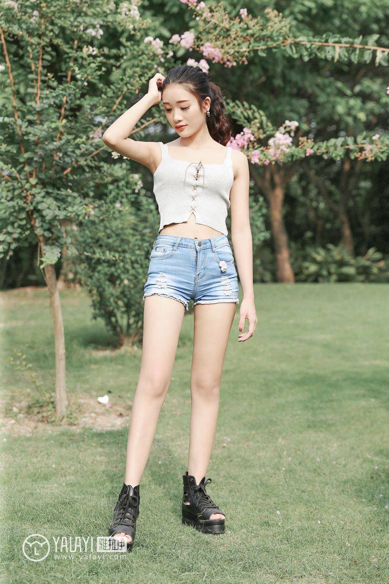 雅拉依花丛少女兔洱修长美腿恬淡优雅户外养眼写真-9
