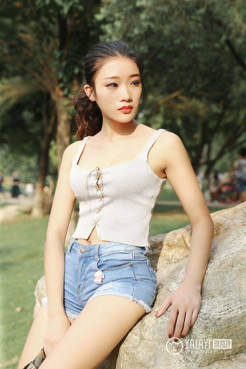 雅拉依花丛少女兔洱修长美腿恬淡优雅户外养眼写真-12