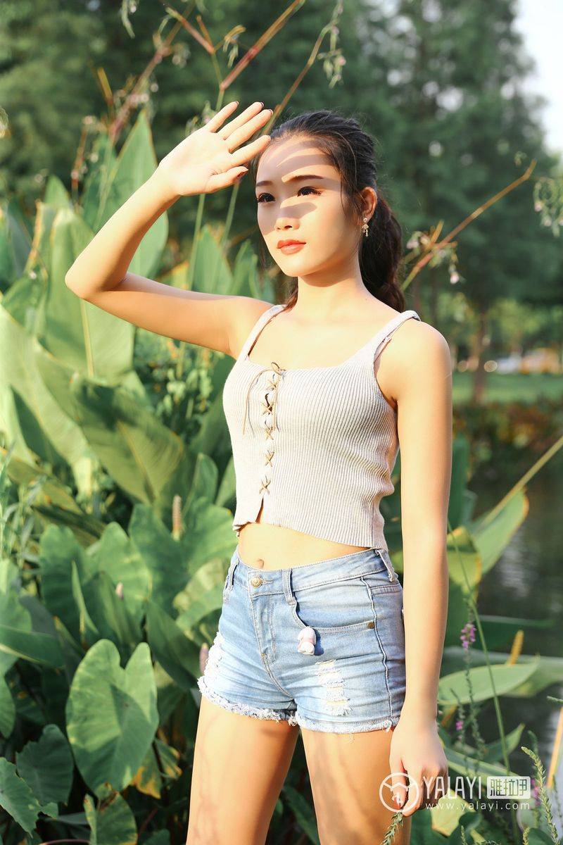 雅拉依花丛少女兔洱修长美腿恬淡优雅户外养眼写真-20