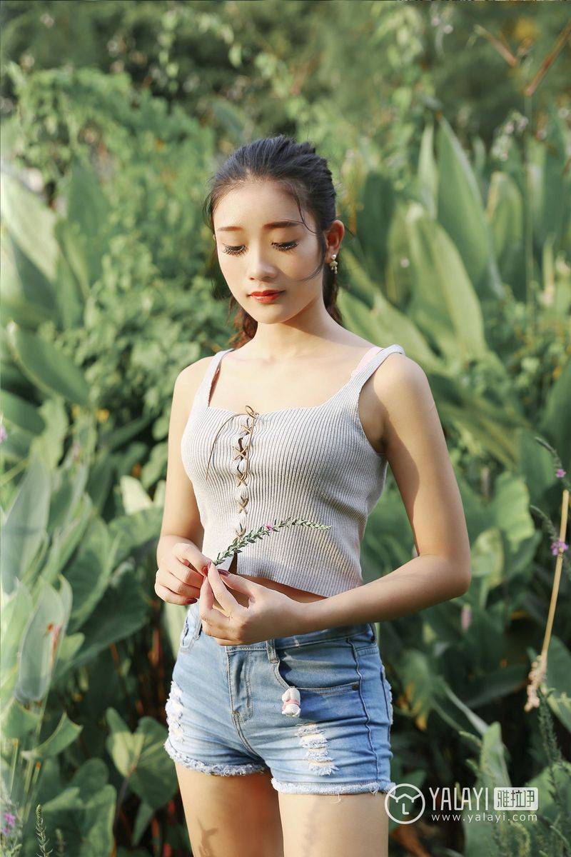 雅拉依花丛少女兔洱修长美腿恬淡优雅户外养眼写真-19