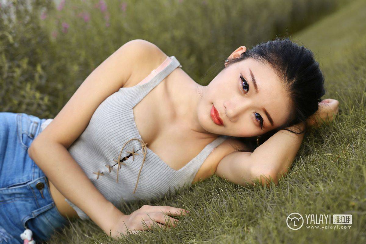 雅拉依花丛少女兔洱修长美腿恬淡优雅户外养眼写真-25