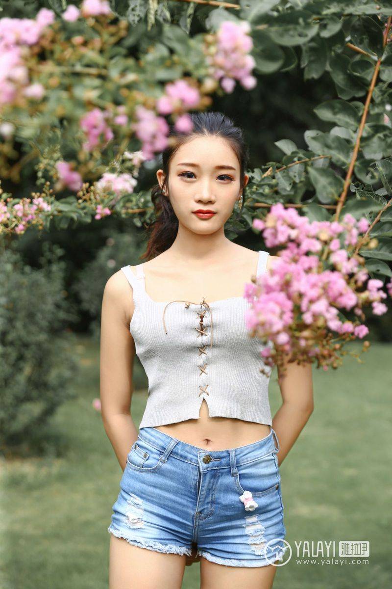 雅拉依花丛少女兔洱修长美腿恬淡优雅户外养眼写真-22