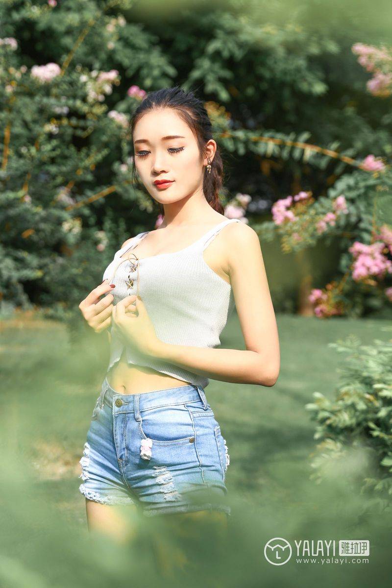 雅拉依花丛少女兔洱修长美腿恬淡优雅户外养眼写真-23
