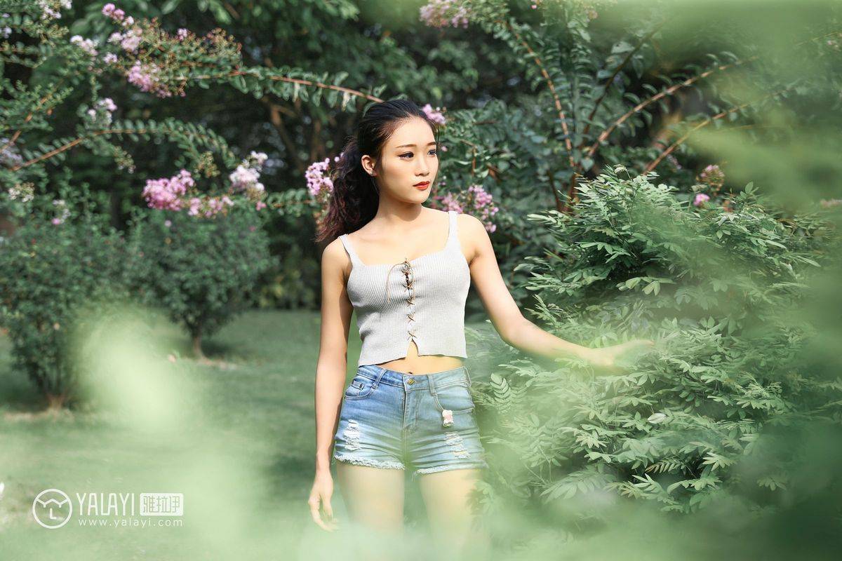 雅拉依花丛少女兔洱修长美腿恬淡优雅户外养眼写真-24