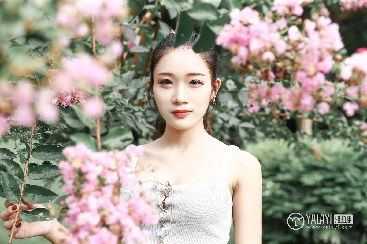 雅拉依花丛少女兔洱修长美腿恬淡优雅户外养眼写真-28
