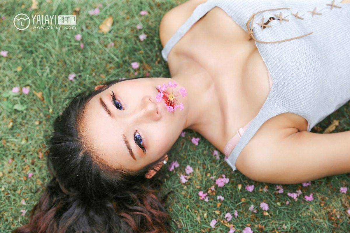 雅拉依花丛少女兔洱修长美腿恬淡优雅户外养眼写真-27