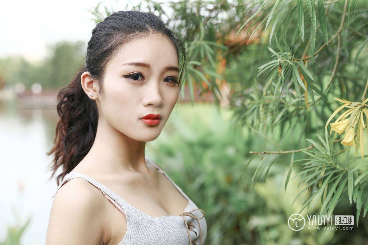 雅拉依花丛少女兔洱修长美腿恬淡优雅户外养眼写真-29