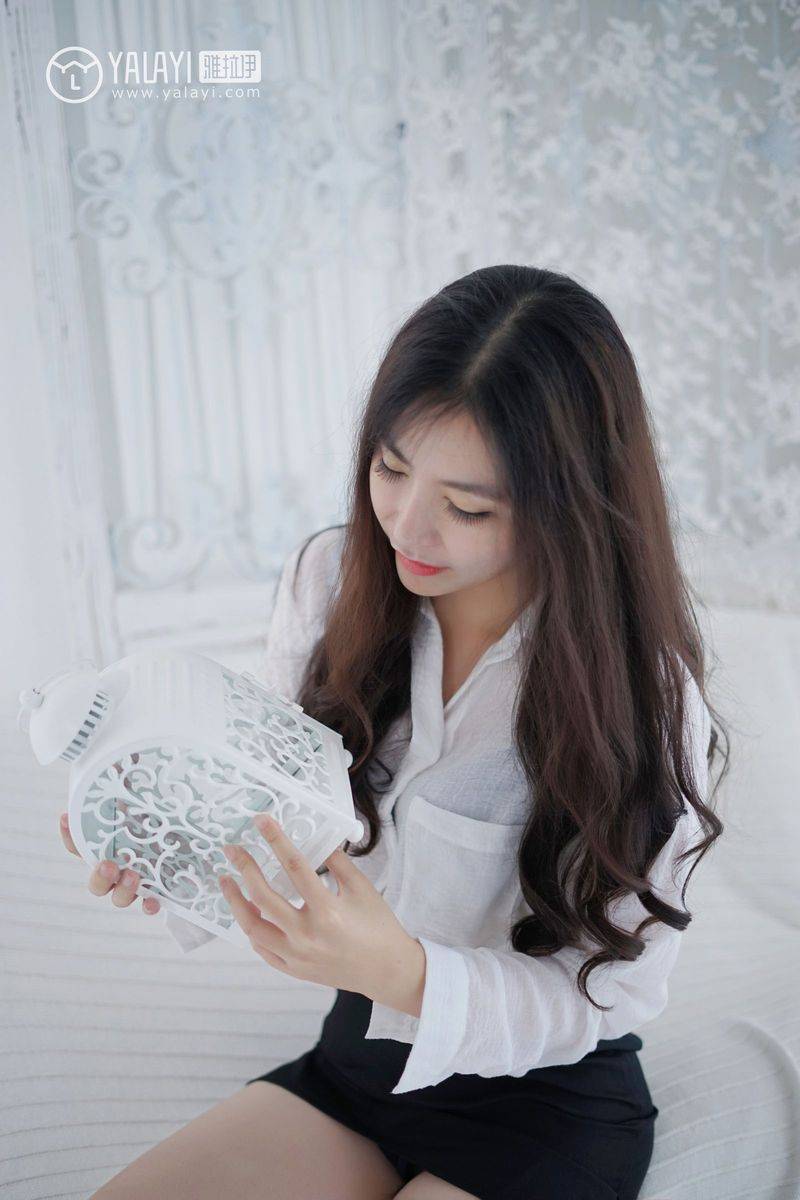 雅拉依气质美女沈紫云透视白衬衫隐显文胸修长美腿写真-24