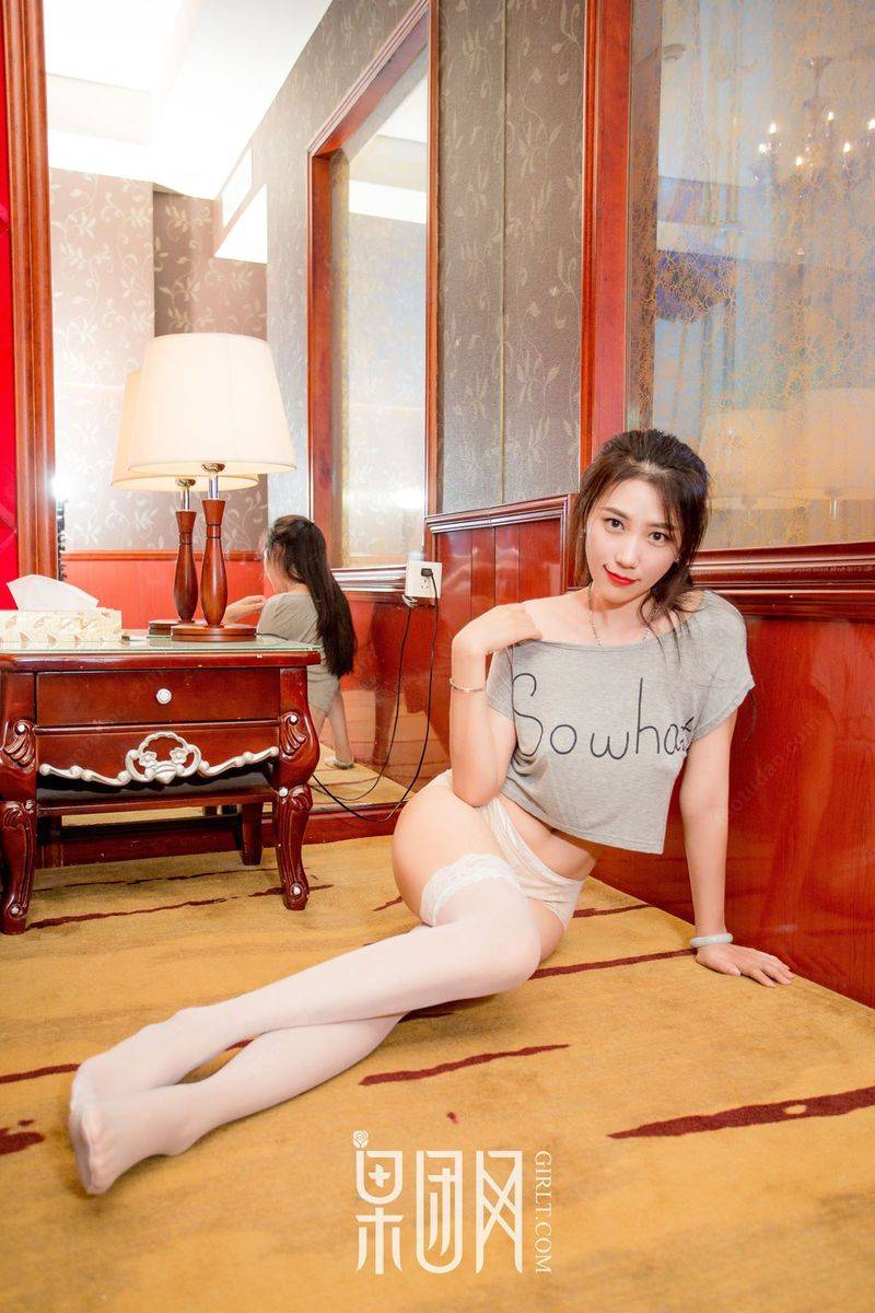 果团网白嫩美女yoki小妍白色背带裤上演全裸诱惑美图写真-4