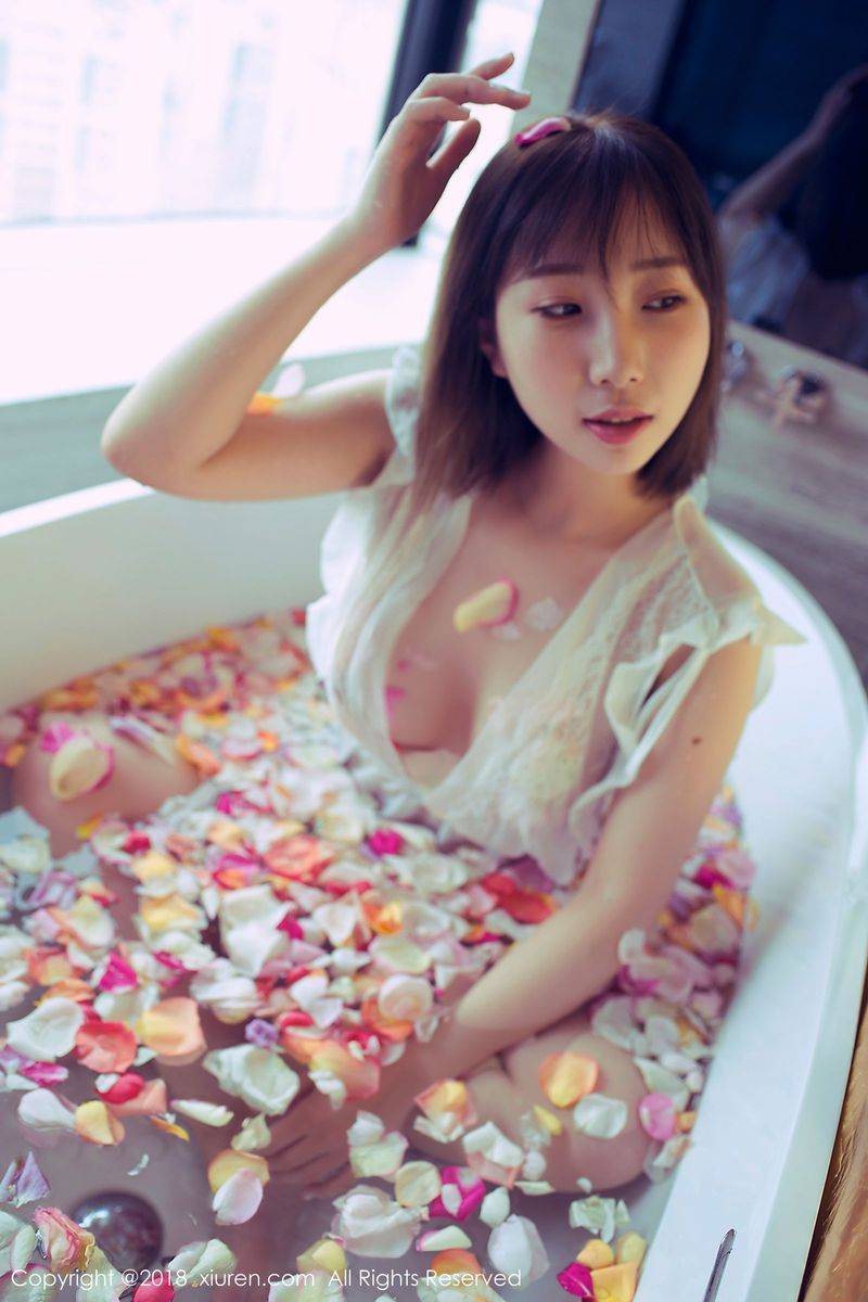 秀人网短发百变大美女枝恩白色深V浴衣玫瑰花瓣浴首套写真-6