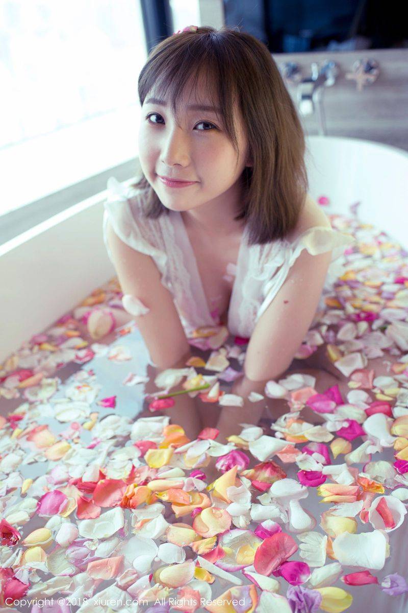 秀人网短发百变大美女枝恩白色深V浴衣玫瑰花瓣浴首套写真-8