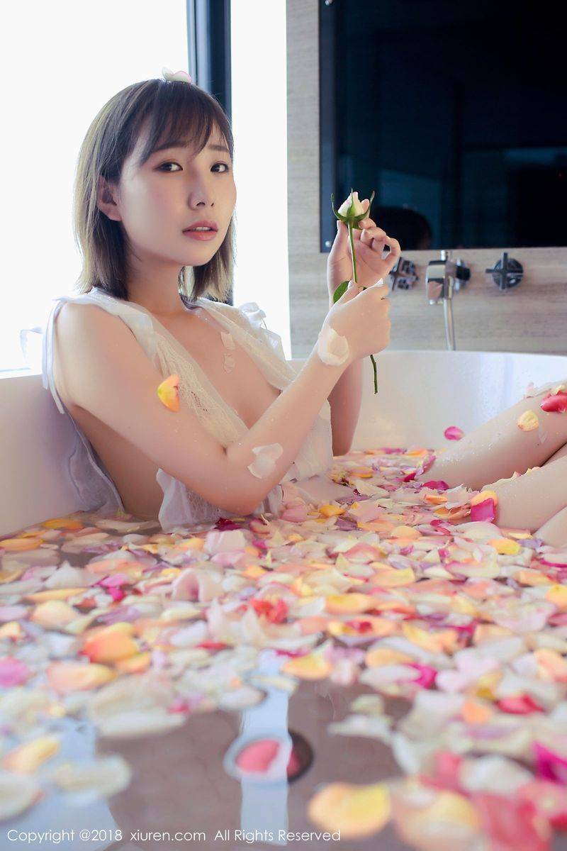 秀人网短发百变大美女枝恩白色深V浴衣玫瑰花瓣浴首套写真-15