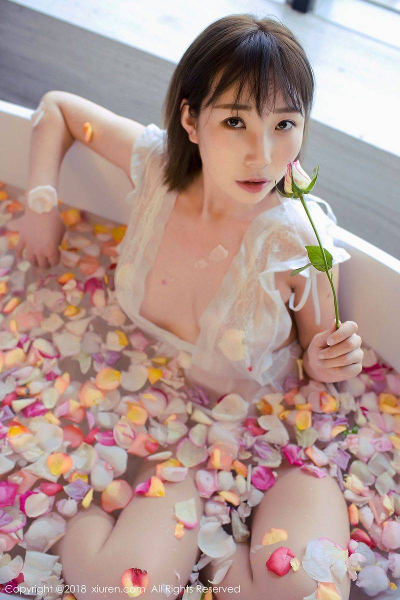 秀人网短发百变大美女枝恩白色深V浴衣玫瑰花瓣浴首套写真-17