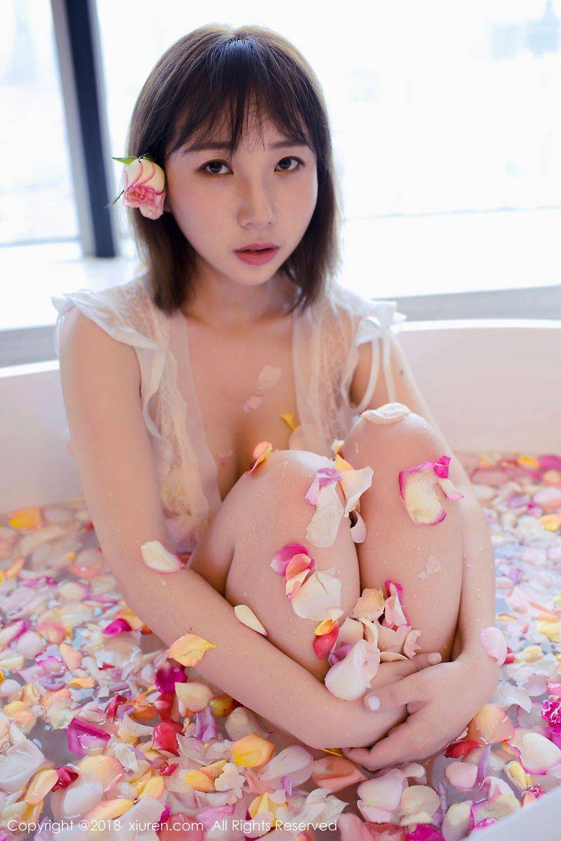 秀人网短发百变大美女枝恩白色深V浴衣玫瑰花瓣浴首套写真-25