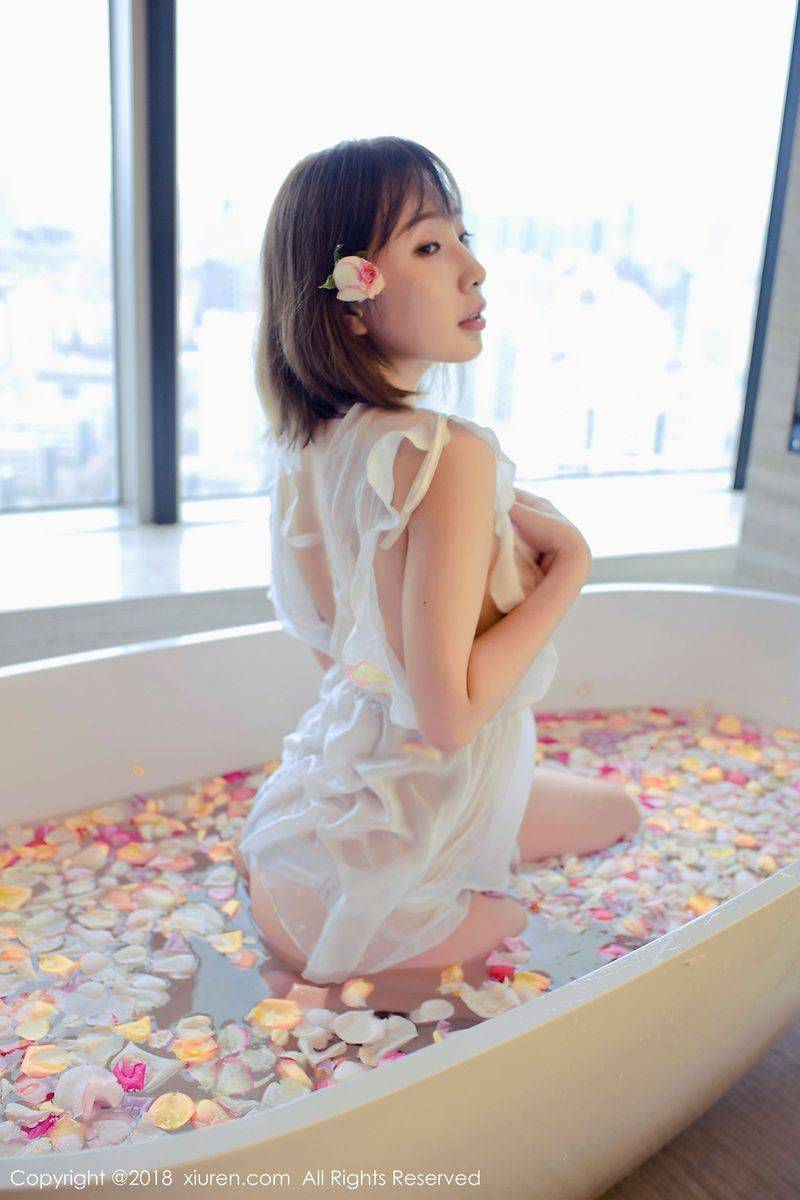 秀人网短发百变大美女枝恩白色深V浴衣玫瑰花瓣浴首套写真-31