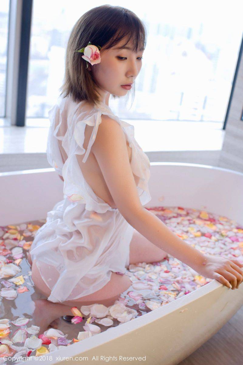 秀人网短发百变大美女枝恩白色深V浴衣玫瑰花瓣浴首套写真-30