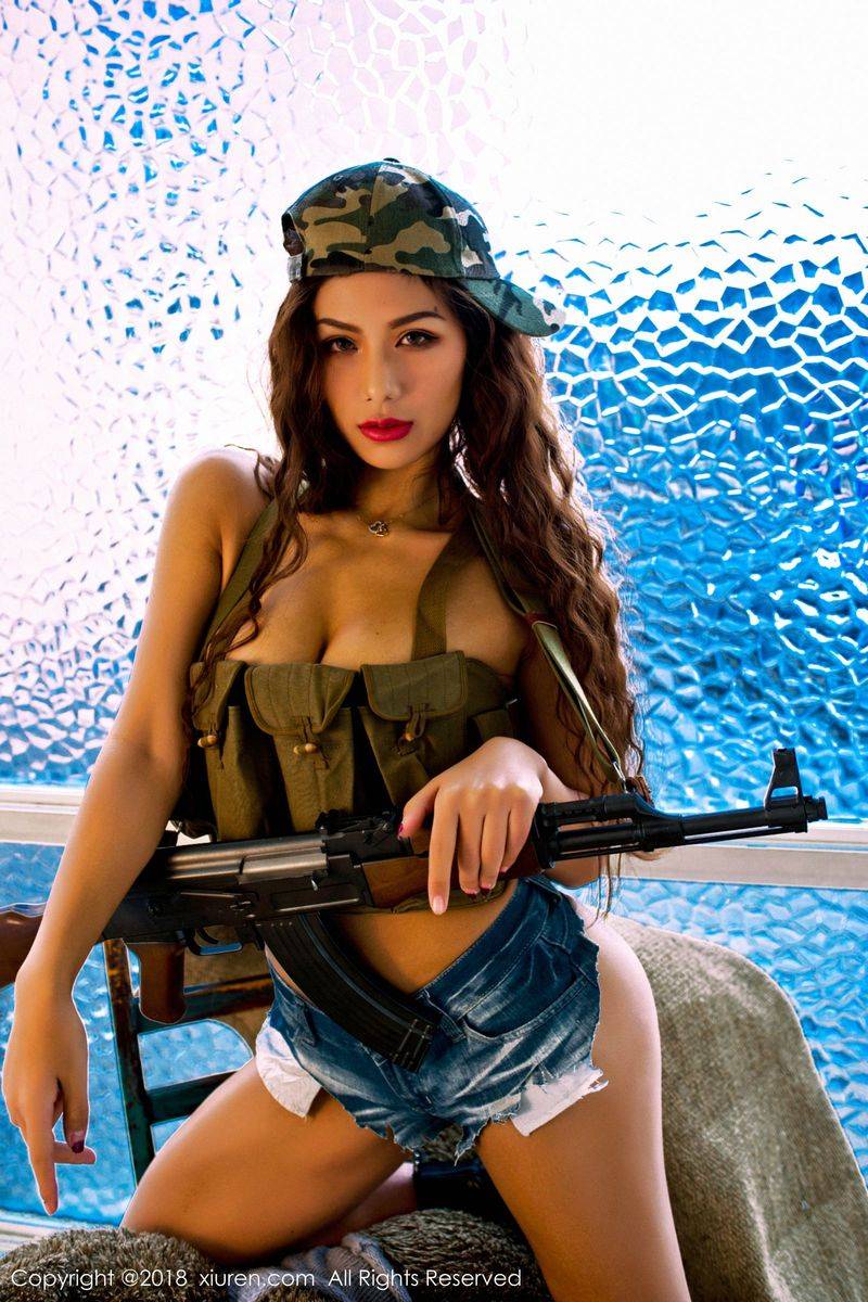 秀人网健身私教妹子颂伊伊铁血枪娘比基尼高叉泳衣美图-13