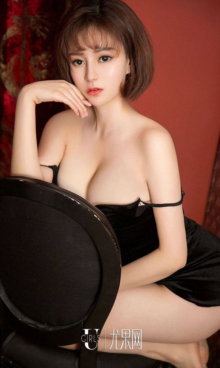 尤果网短发美女模特小艺童颜巨乳黑色吊裙诱惑翘臀美图-17