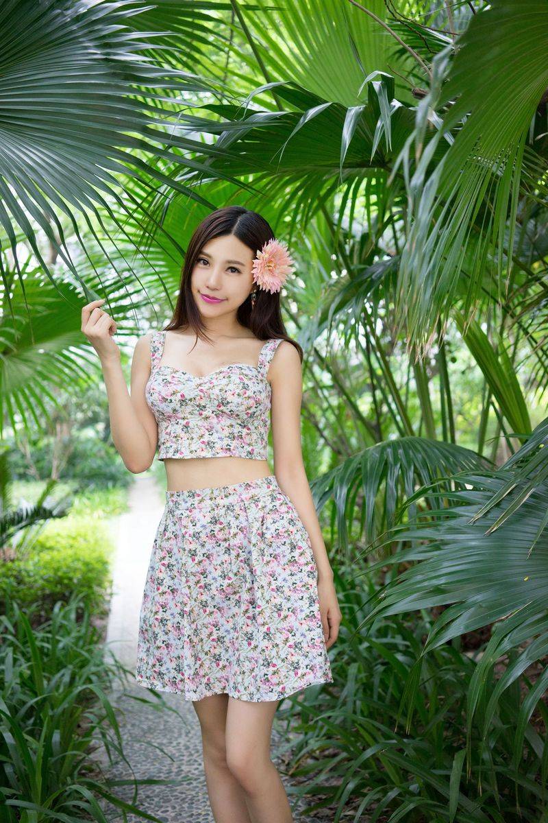 推女神美女模特绮里嘉ula黑丝美腿碎花裙内衣诱惑美图-16