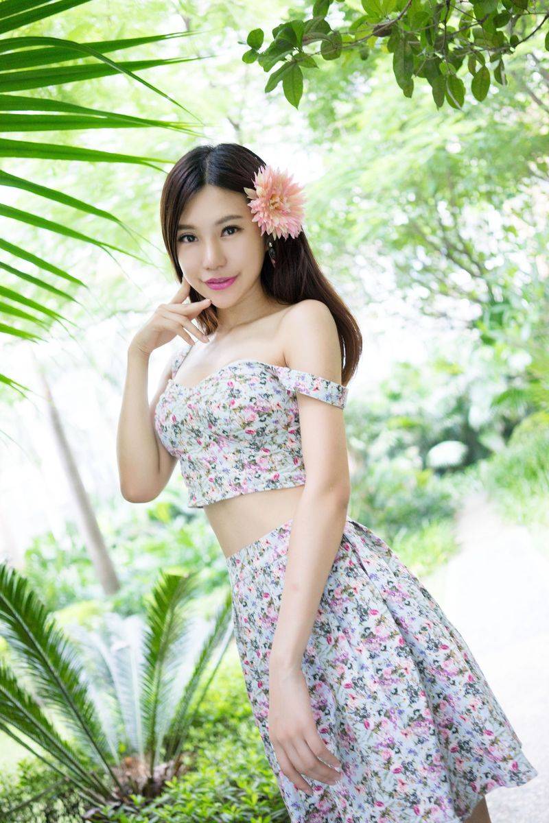 推女神美女模特绮里嘉ula黑丝美腿碎花裙内衣诱惑美图-21