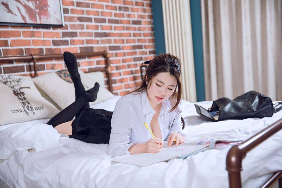 头条女神丰满模特娜露Selena黑丝美腿巨乳诱惑美图-19