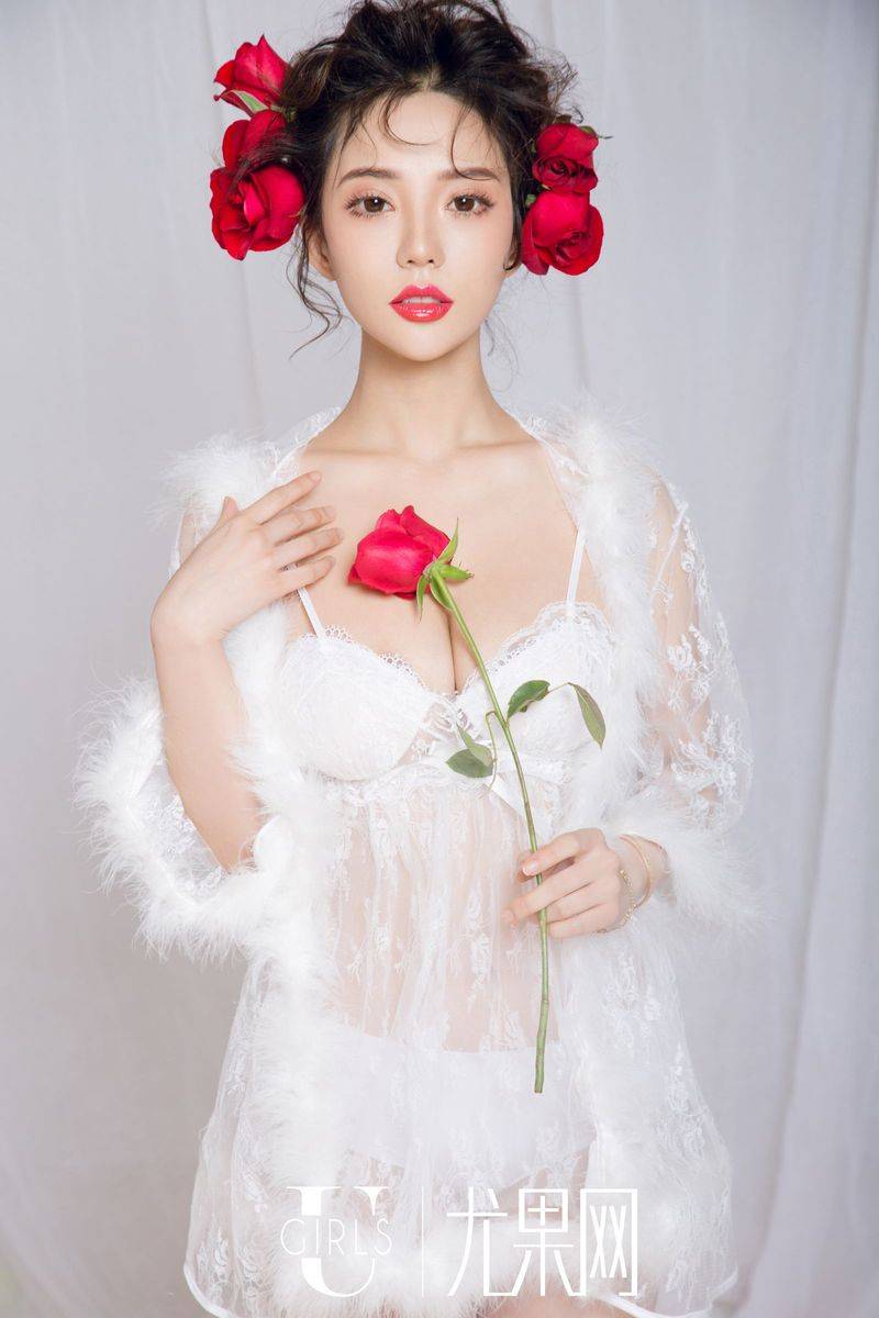 尤果网90后美女模特可欣透视吊裙白皙美胸性感唯美写真-18